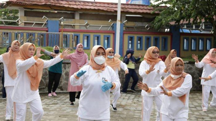 Linda Chrisna Senam Sehat dengan Ibu-ibu Tim Penggerak PKK Pesisir Barat, Ingatkan Pentingnya Masker