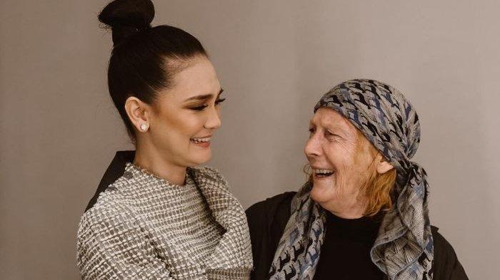 Punya Ibu Bule, Luna Maya Ternyata Punya Panggilan Sayang untuk Sang Mama yang Indonesia Banget