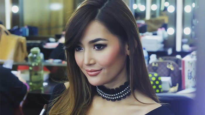 Wanita Cantik Mantan Puteri Indonesia Ini Foto Hanya Pakai Handuk, Netizen: Tangannya Kok Beda