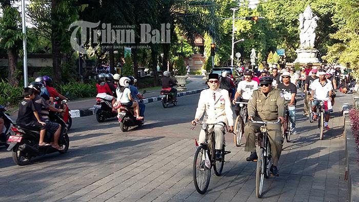 Bung Karno Ber-onthel  Bikin Geger Denpasar di Minggu Sore