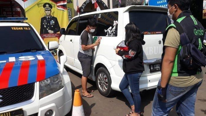 Ambulans Tak Bawa Pasien Ngebut Lawan Arah, Dicegat Polisi Ternyata Isinya Muda Mudi