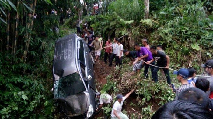 Mobil Kijang Terjun ke Jurang Batu Keramat
