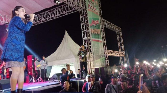 Warga Mesuji Rela Kepanasan Berjubel-jubel Demi Nonton Langsung Nella Kharisma: Pokoknya Seneng