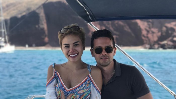 Nikita Mirzani Unggah Foto Bersama Pacar Bule di Atas Kapal, Netizen: Jauh Setornya