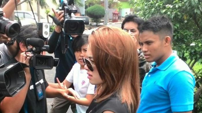 Usai Hitung Uang Hasil Prostitusi Artis, Mucikari O dan F Ditangkap Polisi