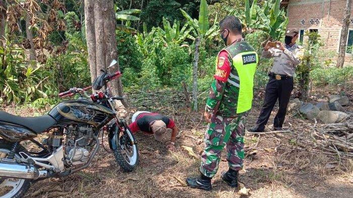 Anggota Koramil 427-06/Baradatu Laksanakan Operasi Yustisi Bersama Tim Gugus Tugas di Gunung Labuhan