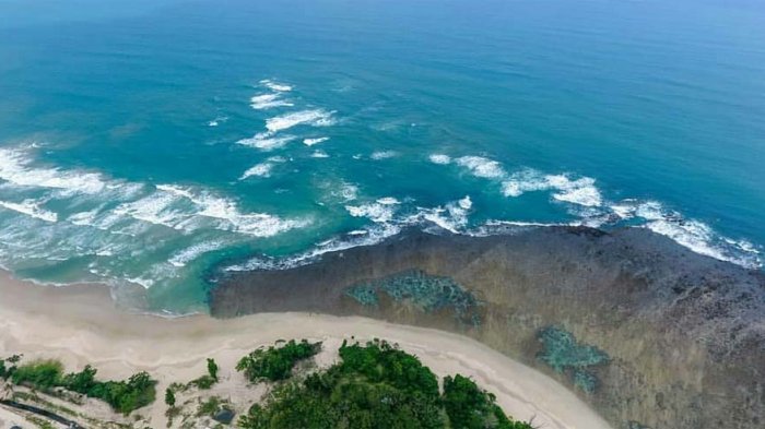 Keindahan Pantai Bengkunat Belimbing yang Belum Terjamah -  Tribunlampung.co.id