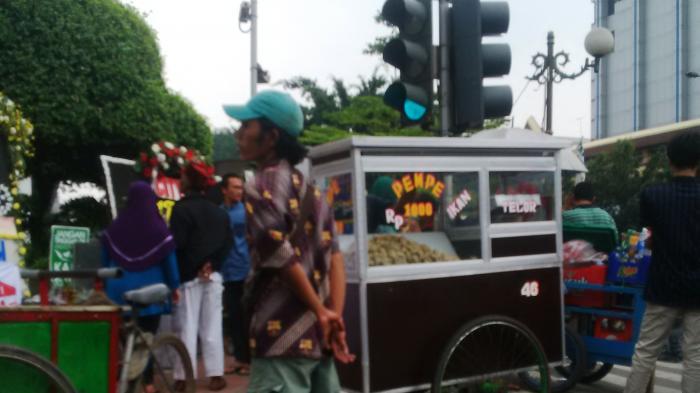 Tukang Cilok Mengaku Lebih Takut Satpol PP ketimbang Bom dan Teroris