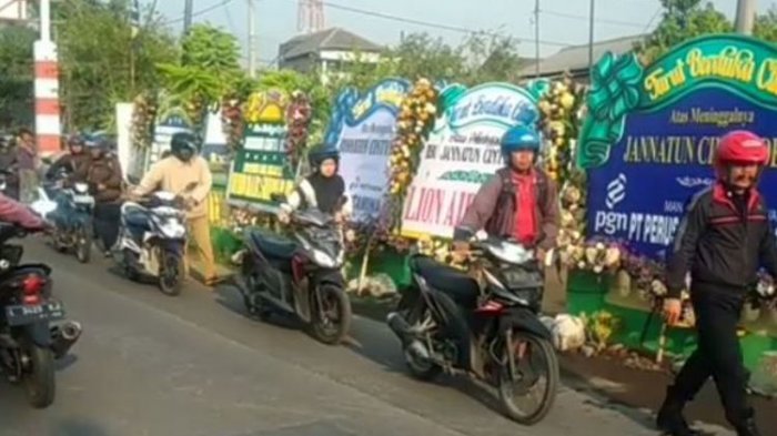 Viral Video Puluhan Pengendara Tuntun Sepeda Motor di Rumah Duka Korban Pesawat Jatuh