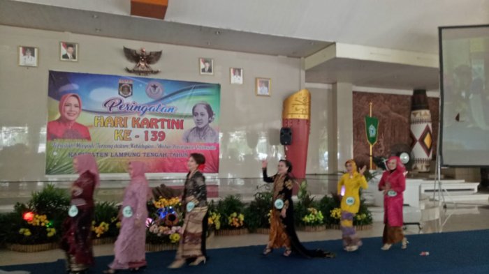 Peragaan Kebaya Meriahkan Peringatan Hari Kartini di Lamteng