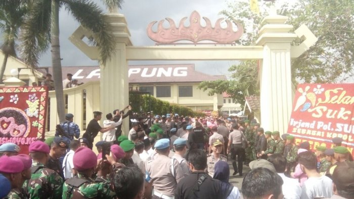 Pisah Sambut Kapolda Lampung, Irjen Suntana Cium Tangan Irjen Suroso
