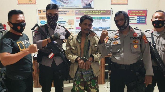 Bergulat dengan Polisi, Pria Blambangan Bawa Senpi dan Sajam Diamankan