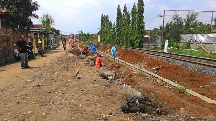 Meski Ditolak Warga, Ditjen Perkeretaapian Tetap Beton Jalur Rel KA