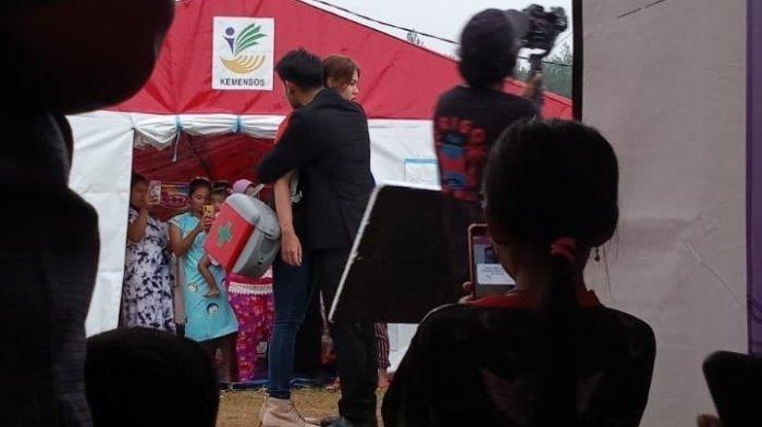 Syuting Sinetron di Lokasi Pengungsian Bencana Gunung Semeru Tampilkan Adegan Pelukan