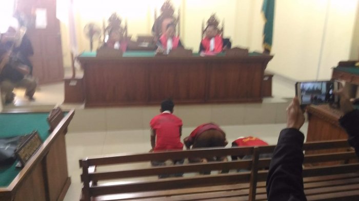 Empat Napi Sujud Syukur Divonis Bebas dari Kasus Politik Uang Pilgub Lampung