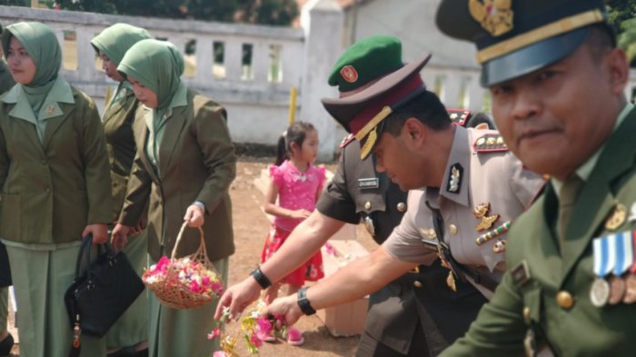 Peringati HUT ke- 73 RI, Kapolres Way Kanan Tabur Bunga di TMP Baradatu