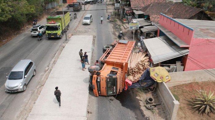 BERITA FOTO - Diduga Rem Blong Truk Fuso Pengangkut Kayu Timpa Warung di Bypass