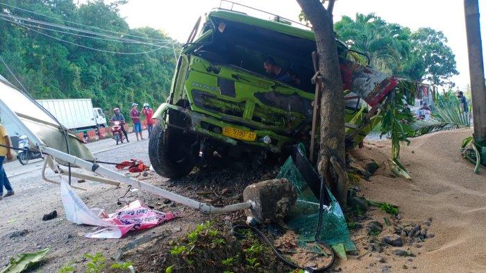 Diduga Rem Blong, Truk Terguling di Turunan Tarahan Lampung Selatan