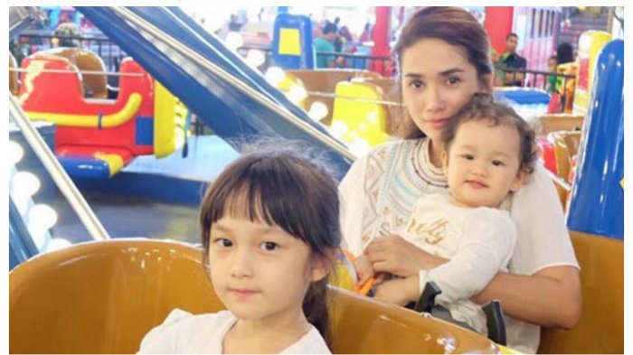 Anak Balitanya Jalan Sendiri Naik Tangga, Video CCTV Ussy Sulistiawati Bikin Ngeri