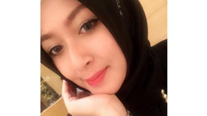 Lihat Perempuan Berhijab yang Dinikahi Fedi Nuril, Cantiknya