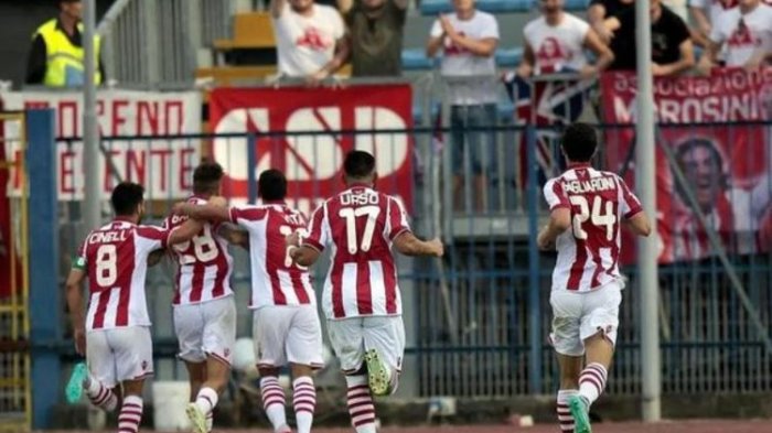 Bintang Film Dewasa Bantu Bayar Gaji Pemain Klub Sepak Bola