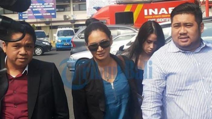 Bertemu Ibunya, Dua Kakak Angkat Engeline Bawa Makanan Panada