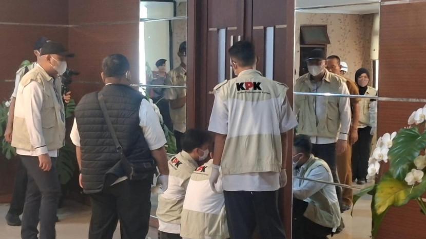 KPK Bawa Dua Koper Dokumen Setelah Geledah Kantor Bupati Bekasi 