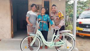 Aipda-Leonardo-saat-memberikan-satu-unit-sepeda-gratis-untuk-Sri-Rahayu.jpg