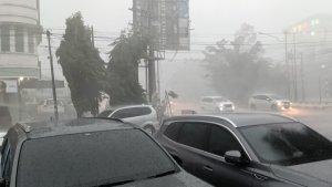 Angin-kencang-disertai-hujan-terjadi-di-Jalan-Ahmad-Yani.jpg
