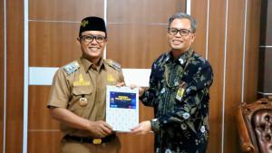 Ardito-Wijaya-terima-piagam-penghargaan-wajib-pajak.jpg