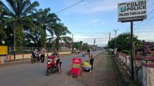 BAGIKAN-NASI-BUNGKUS-Personel-Polsek-Tumijajar5768.jpg