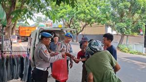 BAGIKAN-NASI-KOTAK-Sie-Propam-Polsek-Telukbetung-Selatan56.jpg