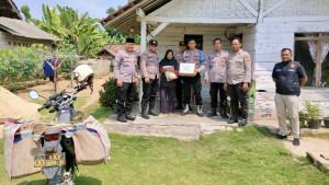 BAGIKAN-SEMBAKO-PAKAI-MOTOR-Kapolsek-Seputih-Banyak5.jpg