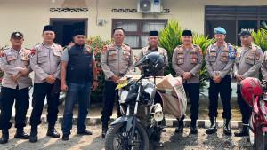 BANTU-WARGA-Kapolsek-Seputih-Banyak-kembali-salurkan-sembako-1.jpg