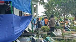 BONGKAR-MAKAM-Tim-gabungan-Laboratorium-Polda.jpg