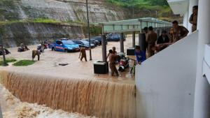 Banjir-bandang-di-kantor-Bupati-Pesisir-Barat.jpg