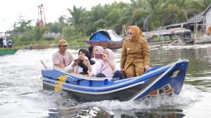 Bupati-Mesuji-Elfianah-tinjau-Kampung-Sejahtera.jpg
