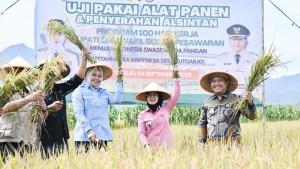 Bupati-Pesawaran-Nanda-Indira-turun-ke-sawah.jpg