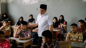Bupati-Pesisir-Barat-Dedi-Irawan-saat-meninjau-smp-tempat-perkelahian-maut.jpg