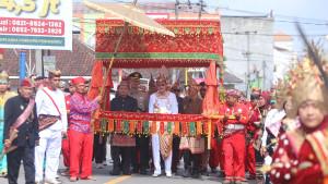 Bupati-Pringsewu-Riyanto-Pamungkas-menerima-gelar-adat.jpg