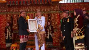 Bupati-Pringsewu-Riyanto-Pamungkas-prosesi-adat-Angkon-Muakhi.jpg