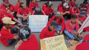 Buruh-Perkebunan-Nusantara-duduk-rapih-di-atas-panasnya-aspal.jpg