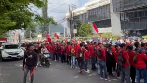 Buruh-Perkebunan-Nusantara-mengenakan-baju-merah-padati-Jalan-protokol.jpg