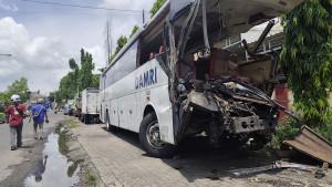 Bus-Damri-kecelakaan-di-Jembatan-Suramadu.jpg