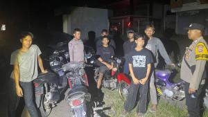 DIBUBARKAN-Remaja-yang-asyik-nongkrong56.jpg