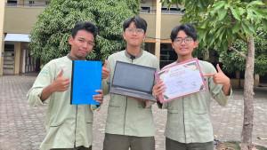 Daun-kelor-bikin-siswa-SMAIT-Permata-Bunda-juara-3-Sinergi-The-7th-Pharmacie-2025.jpg