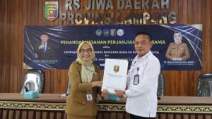 Direktur-RSJ-Lampung-foto-bersama-Kalapas-Narkotika-Kelas-II-A-Bandar-Lampung.jpg