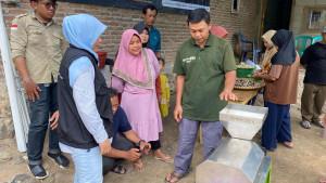 Dosen-Itera-serahkan-mesin-pemeras-kemiri.jpg