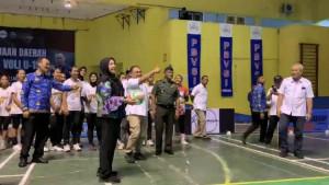Eva-Dwiana-saat-pembukaan-turnamen-voli-tingkat-provinsi.jpg