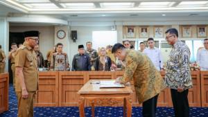 Gubernur-Lampung-resmi-mengukuhkan-jajaran-direksi-baru-BUMD.jpg